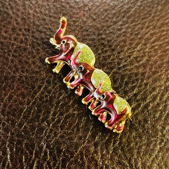 Three Pink Elephants Brooch - Picture 3 of 7